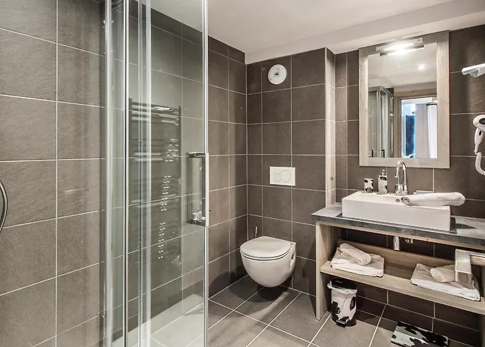 Moderne Avec Cheminée, Parking Et Wi-fi, - Fr-1-563-7 Courchevel